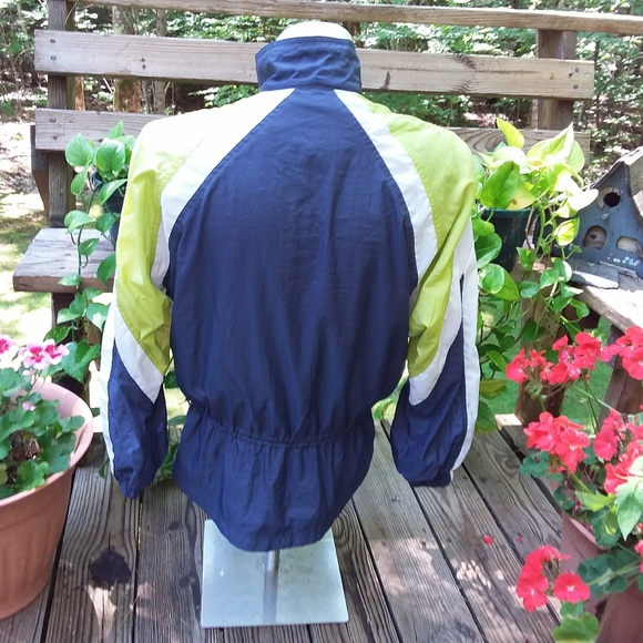 NIKE Women's Windbreaker. - Picture 4 of 10